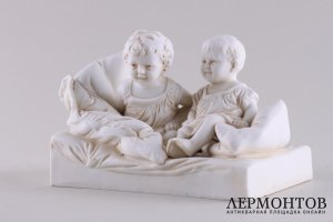 Скульптура Двое детей на кровати. Фарфор, латунь. Германия, 1880-1900е.