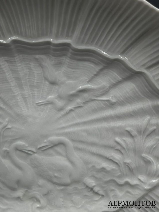 Овальное блюдо из «Лебединого сервиза», 30 × 22 см. Фарфор, Meissen, Германия
