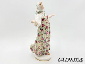 Статуэтка Русская Под солнцем Сталинской конституции. ЛФЗ, автор - C. Б. Велихова.