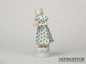 Статуэтка «Девочка с рождественским пудингом». Johann и Ferdinand Maresch, Австрия, около 1891 года