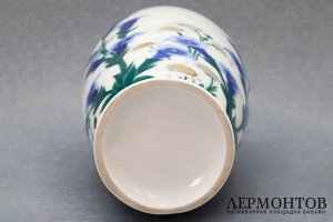 Ваза Горечавки и ромашки. СССР, Дулево, А. Гофман, 1937 г. Фарфор, роспсиь. 