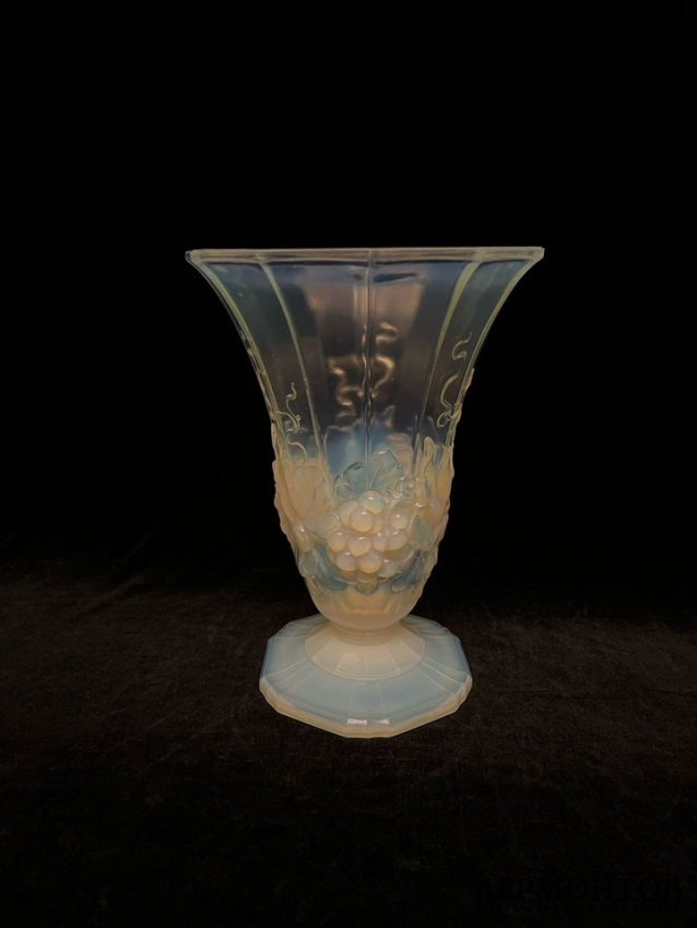 Ваза Ар Деко. Франция, Verlux, Etling, 1920-1930-е гг. Опаловое стекло.