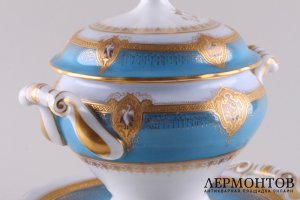 Соусник с изображениями птиц. Фарфор, роспись. Российская империя, завод Кузнецова