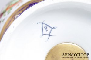 Парные вазы с крышками с изображением бытовых сцен и цветов в резервах. Франция, Севр