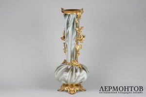Декоративная ваза с фигурным туловом, украшенная фигурками ящерок и желудями. Стекло.