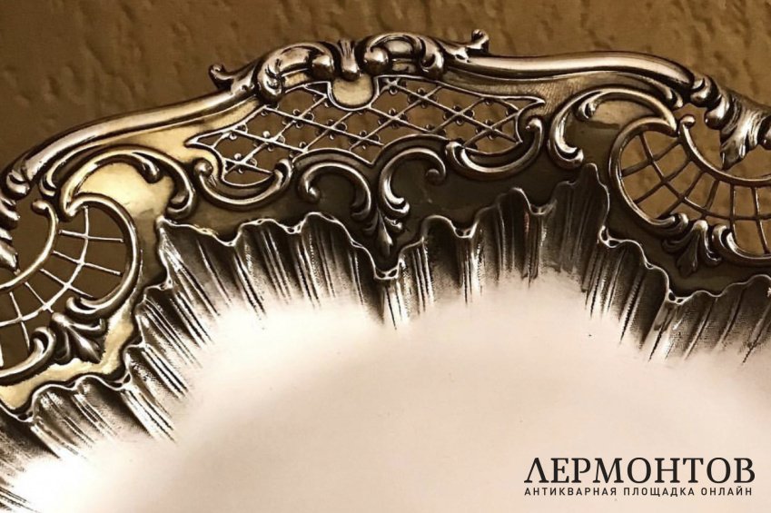 Сухарница ажурная на ножке. Серебро 950 пробы, золочение. Франция, XIX в.