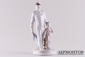Статуэтка На парад. Фарфор, роспись. СССР, Дулевский фарфоровый завод, 1952. 