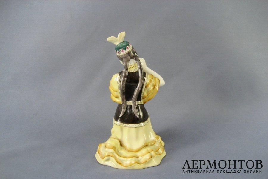 Композиция Казахский танец. Фарфор. СССР, 60-е годы ХХ века.