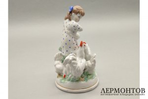 Статуэтка Девочка кормит кур. Первые выпуски. Н. Малышева. Фарфор. Дулево, 1950-52