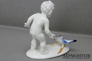 Скульптура Мальчик кормящий птиц. Фарфор, роспись. Германия, 1-я треть ХХ века.