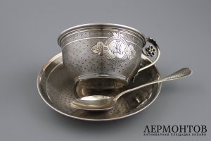 Чайная пара с ложечкой в футляре. Veyrat. Серебро 950 пробы. Франция, XIX в.