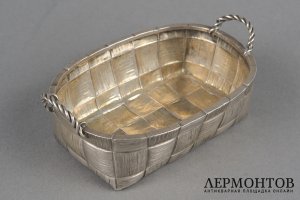 Туесок. Россия,1892 г., мастер ВИ. Серебро 84 пробы, литье, чеканка.