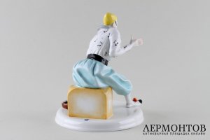 Фигурка Клоун со скрипкой. Фарфор. Aelteste Volkstedter Porzellanfabrik, Германия.