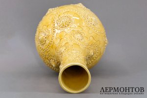 Ваза с орнаментом в византийском стиле. Россия, Кузнецов, 1890е. Фаянс