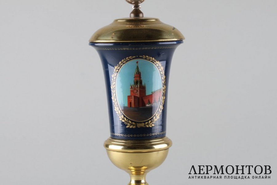Кубок с изображением Спасской башни Кремля. СССР, 1960-е гг. Сталь, латунь, эмаль.
