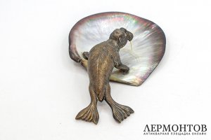 Визитница Морж на льдине. Западная Европа, 2 пол. 20 в. Бронза. Раковина.