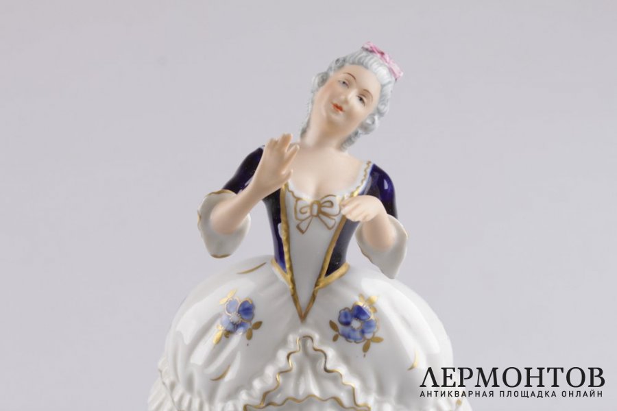 Статуэтка. Танцующая девушка. Фарфор, роспись. Royal Dux Bohemia, XX век.