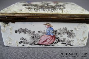 Табакерка. Бронза, горячая эмаль, ручная роспись. Франция, XVIII век.