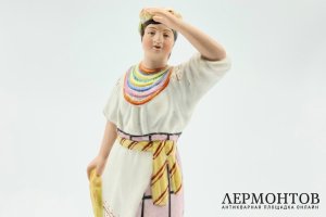 Статуэтка Малоросска. Россия, ДФЗ в Вербилках, 1920-1930-е гг. Бисквит, роспись.