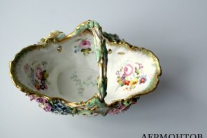 Декоративная корзинка из лепного фарфора. Англия, 19 век
