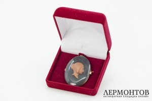Камея с женским профилем. Западная Европа, сер. 19 в. Золото, зеленый порфир. 