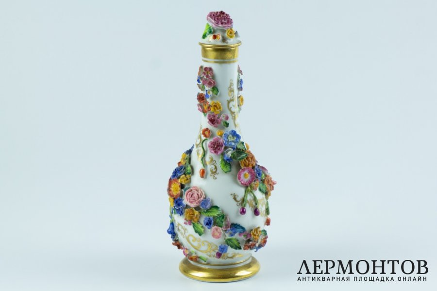 Графин с цветочным декором. Россия, Попов, 19 в., фарфор, роспись, золочение.
