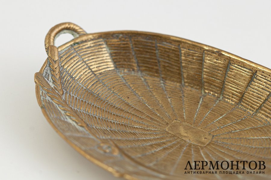 Лоток для мелочей овальной формы с ручками. Австрия, Вена, 1 пол. 20 в. Бронза.