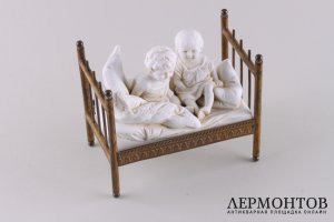 Скульптура Двое детей на кровати. Фарфор, латунь. Германия, 1880-1900е.