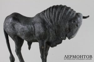 Антилопа гну. Скульптор - Андрей Марц. Силумин, мрамор. 1990-е гг.
