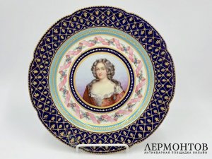 Тарелка с женским портретом. Франция, 19 век. Фарфор, роспись.