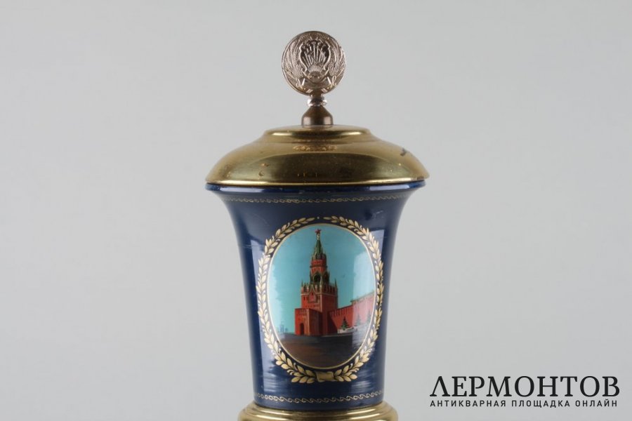 Кубок с изображением Спасской башни Кремля. СССР, 1960-е гг. Сталь, латунь, эмаль.