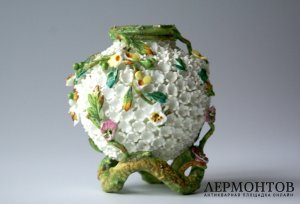 Ваза с лепными цветами и листьями в технике Schneeballen бульденеж