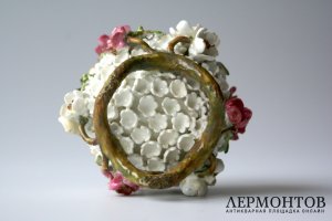 Ваза с лепными цветами и листьями в технике Schneeballen бульденеж