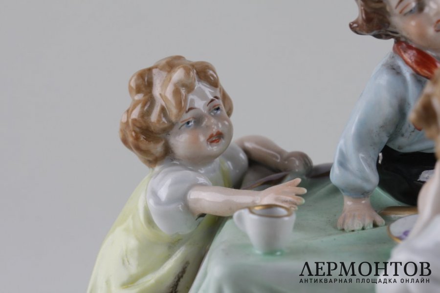 Статуэтка. В гостях у бабушки. Фарфор. SCHEIBE - ALSBACH, Германия. XX век.