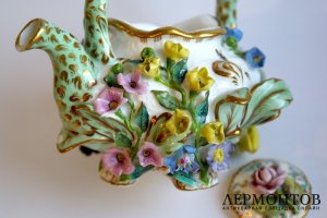 Декоративный чайник из лепного фарфора. Англия, 19 век