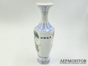 Ваза с росписью в родной коробке. Китай, 1960-е гг. Фарфор, роспись.