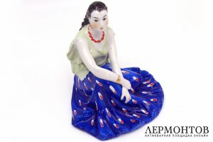 Статуэтка Земфира сидящая. Фарфор, роспись. СССР, Дулево, 1948-52 г. Редкий вариант.