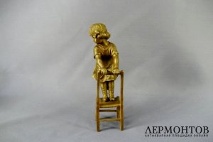 Девочка на стуле. Nick. Бронза. Франция, Париж, середина ХХ века. 21,0 см.