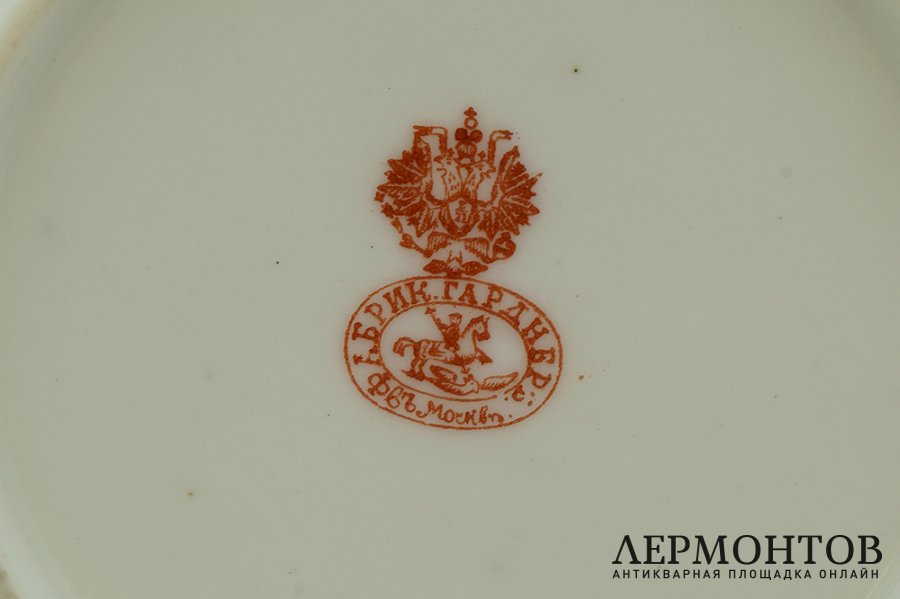 Чайная пара с цветочным декором. Россия, фабрика Гарднера, 1870-1890 гг. Фарфор.