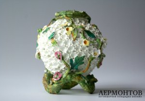 Ваза с лепными цветами и листьями в технике Schneeballen бульденеж