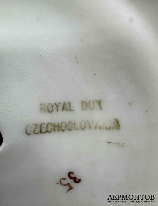 Статуэтка «Обнажённая девушка». Фарфор, роспись, Royal Dux, Чехословакия, 1938–1945 годы