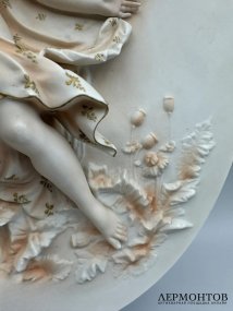 Настенное панно с рельефом юной девушки. Фарфор, роспись, Западная Европа, конец 19 века