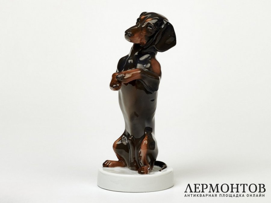 Статуэтка «Сидящая такса». Фарфор, Rosenthal, Германия, 1924 год