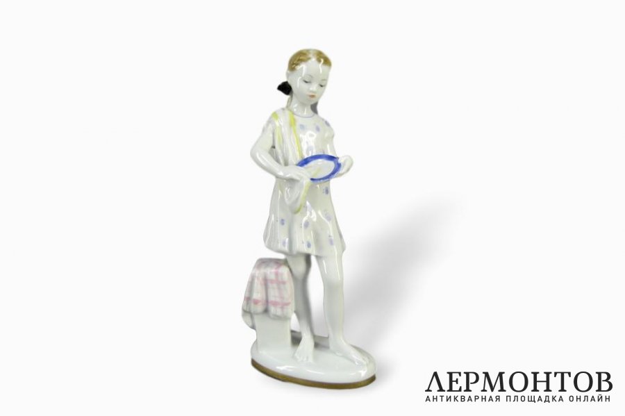 Юная помощница. Фарфор. СССР, ЛФЗ, Г. С. Столбова. 50-е-60-е годы ХХ века.
