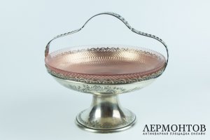 Конфетница со стеклянной вставкой. Серебро 84 пробы. Россия, Москва. 1880-е гг. Мастер О.Курлюков.
