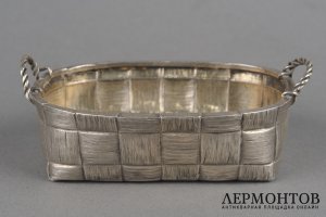 Туесок. Россия,1892 г., мастер ВИ. Серебро 84 пробы, литье, чеканка.