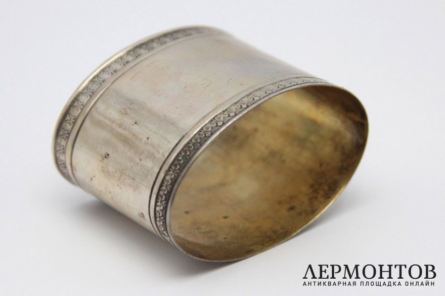 Кольцо для салфетки с королевскими лилиями. Серебро 84 пробы. Россия, 1908-1917