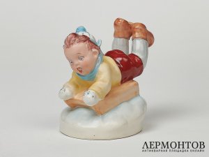 Статуэтка «Девочка на санках». Фарфор, Royal Dux, Чехословакия, 1940 год