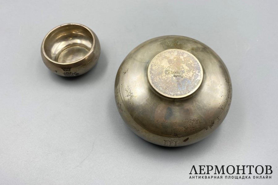 Набор - сахарница и солонка. Россия, И. Хлебников, 1880-е гг. Серебро 84 пробы.