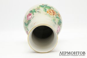 Ваза Шиповник и бабочки. Россия, ИФЗ, 1855-1881. Фарфор, роспись. 